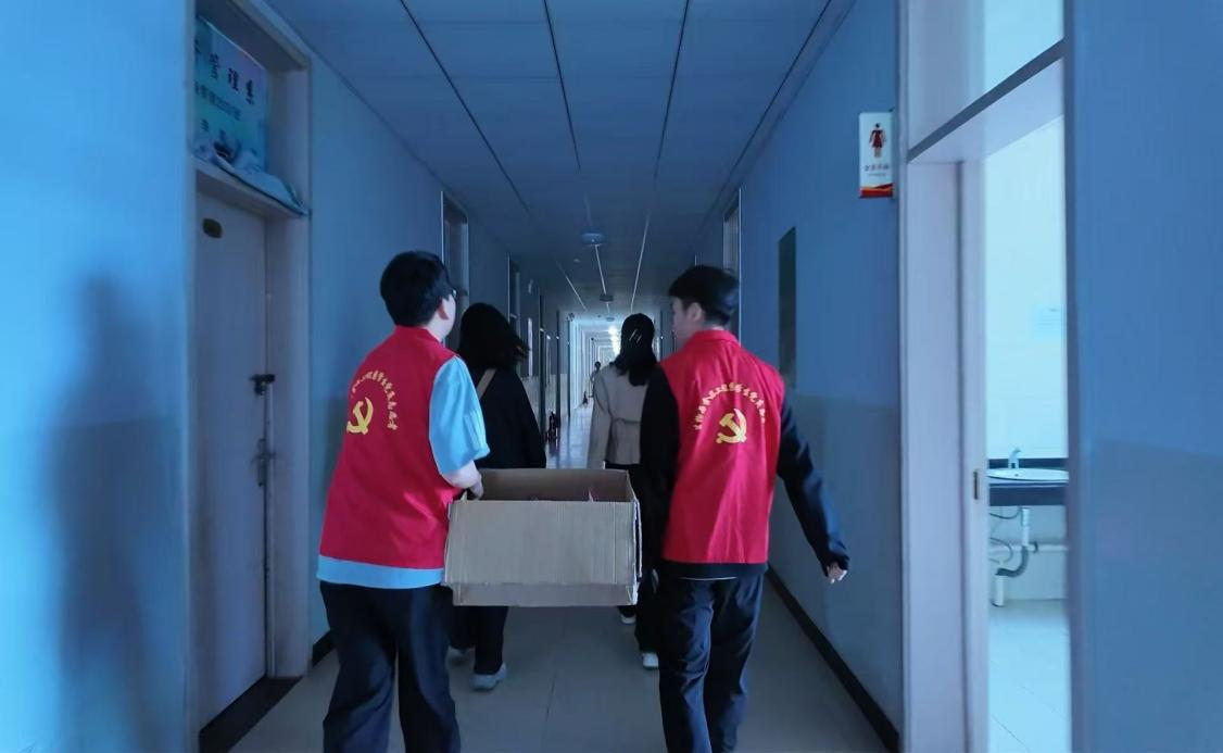 一站式服务中心发放垃圾袋和樟脑丸.png