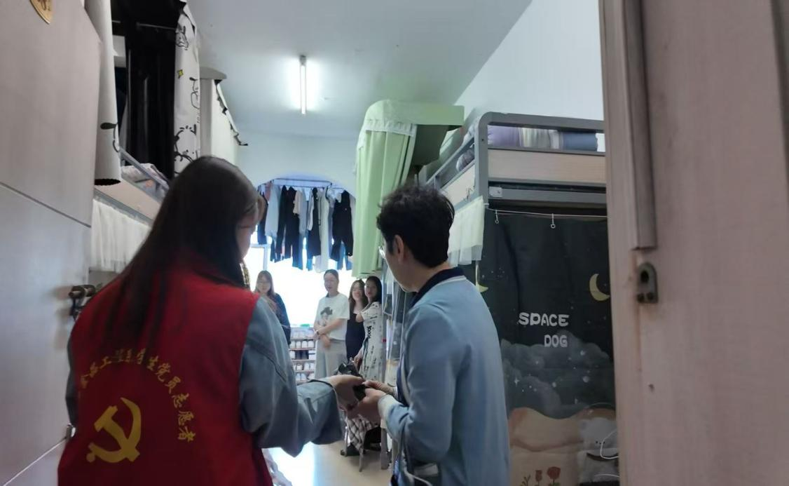 一站式服务中心老师普及垃圾分类.png