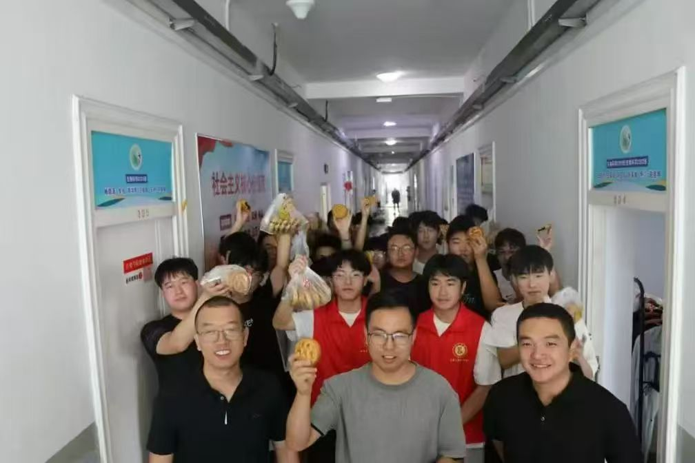 学生公寓发放月饼现场.png