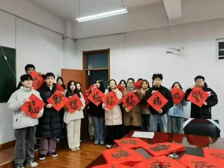 一站式服务中心联合书法社开展写福字活动.png
